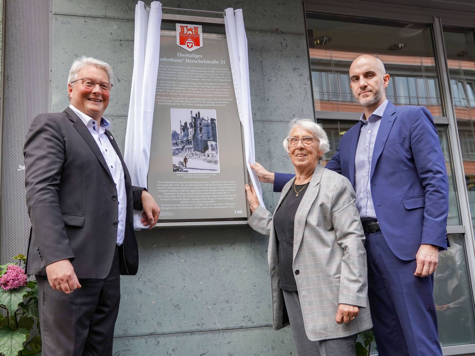 v.l.n.r.: Dirk Swinke (Vorstandsvorsitzender des SoVD Niedersachsen), Zeitzeugin Ruth Gröne, Oberbürgermeister Belit Onay