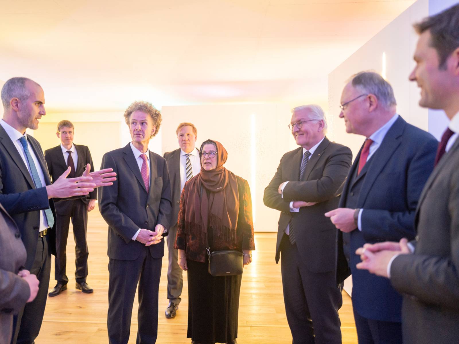 Wolfgang Reinbold und Hamideh Mohagheghi vom Haus der Religionen im Gespräch mit Bundespräsident, Ministerpräsident sowie Oberbürgermeister und Regionspräsident