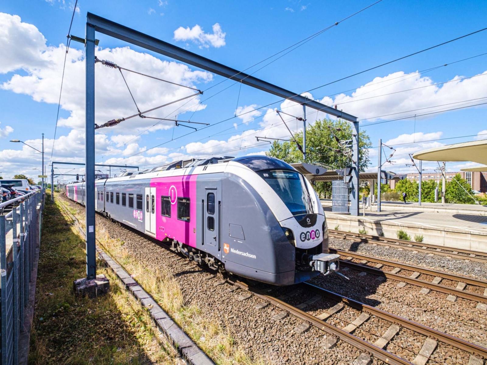 Ein Zug an einem Bahnhof.