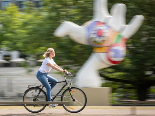 Vorbei an den Nanas: Radfahren am Hohen Ufer in Hannover