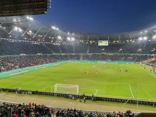 Das Fußballstadion von Hannover 96 beim Flutlichtspiel