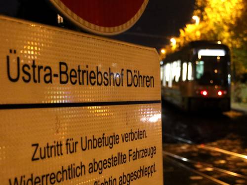 Schild mit der Aufschrift "Üstra-Betriebshof Döhren"