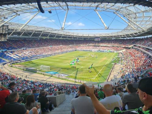 Blick vom oberen Südrang auf das Fußballfeld in der Heinz-von-Heiden-Arena.