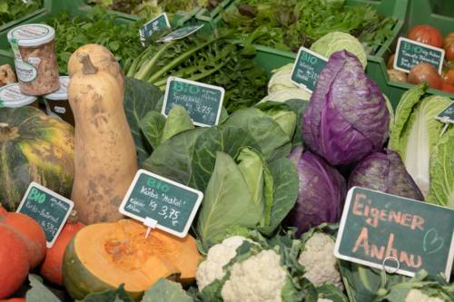 Frisches Gemüse auf einem Marktstand