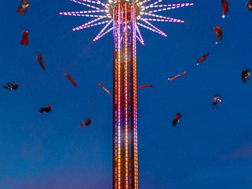 Ein Fahrgeschäft auf einem Volksfest.