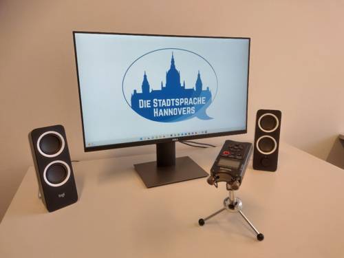 Monitor mit der Aufschrift "Die Stadtsprache Hannovers", Lautsprecher und Aufnahmegerät.