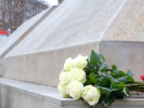 Holocaust-Mahnmal Hannover mit Blumen