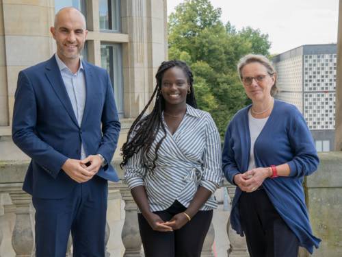 v.l.n.r.: Oberbürgermeister Belit Onay, Kultur- und Bildungswissenschaftlerin Brenda Davina, Kulturdezernentin Konstanze Beckedorf