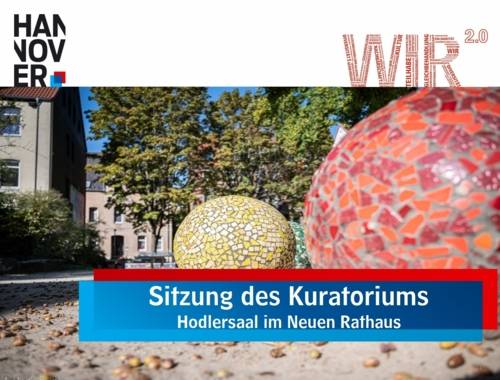 Eine Powerpoint-Begrüßungsfolie. Zu sehen sind oben links das Logo der Landeshauptstadt Hannover, oben rechts das WIR2.0-Logo und unten in einer rot-blauen Kartusche der Schriftzug "Sitzung des Kuratoriums - Hodlersaal im Neuen Rathaus". Im Hintergrund ein Bild mit zwei Steinkugeln, die mit roten und gelben Mosaiken beklebt sind.