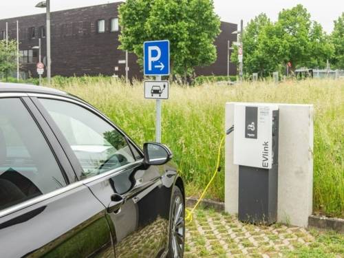 Auto an einer Ladesäule.