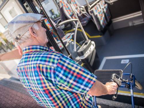 Ein Mann übt das Einsteigen in einen Bus