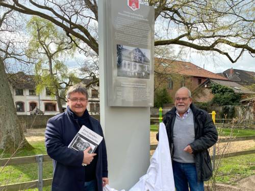 Bezirksbürgermeister Andreas Markurth (links), Peter Zeimet, 1. Vorsitzender Bürgerverein Menzelstraße Schnabelstraße (BüMSch)