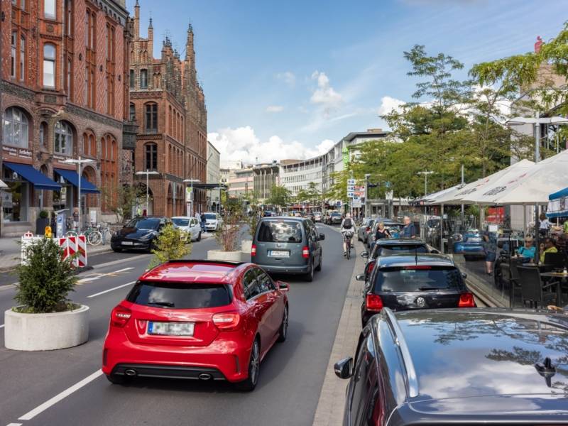 Eine Straße in der Innenstadt von Hannover.