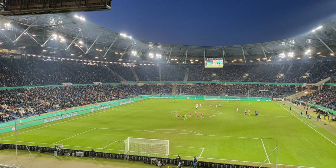 Das Fußballstadion von Hannover 96 beim Flutlichtspiel