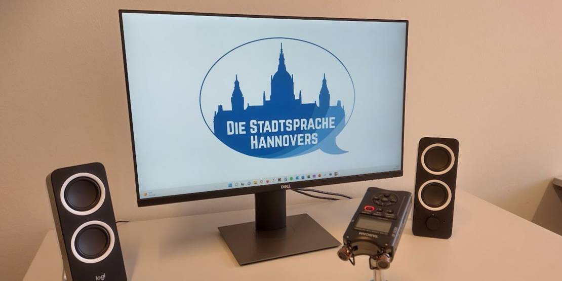 Monitor mit der Aufschrift "Die Stadtsprache Hannovers", Lautsprecher und Aufnahmegerät.