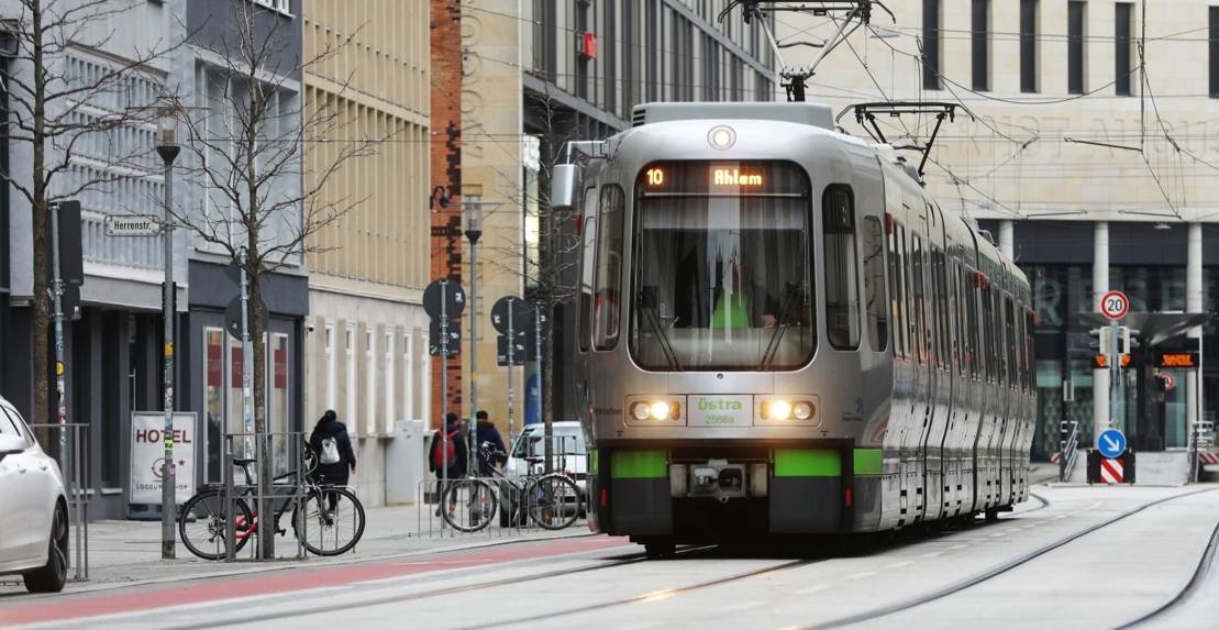 Ein TW 2000 der Linie 10 Richtung Ahlem kurz nach der Abfahrt von der Haltestelle Hauptbahnhof/Rosenstraße von hinten.