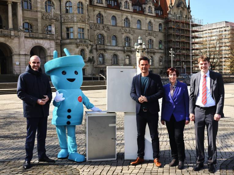 von links nach rechts: Hannovers Oberbürgermeister Belit Onay, Regionspräsident Steffen Krach, Anja Kreikemeyer von der Klimaschutzagentur Region Hannover und Gordon Braun, Vorstand der AWO Region Hannover, bei der Vorstellung des Stromspar-Checks.