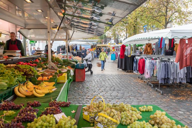 Impressionen vom Wochenmarkt Herrenhausen: Marktstände, Kunden und Händler.