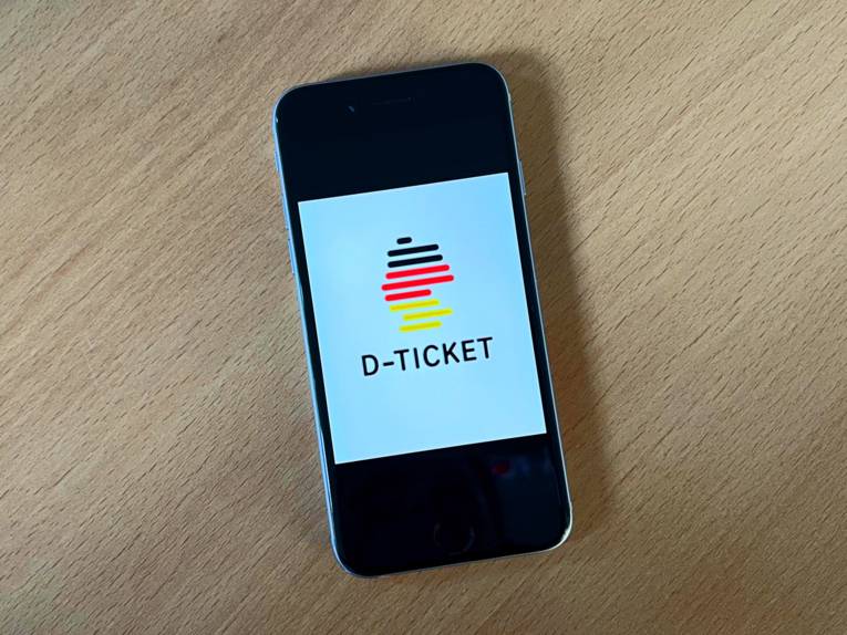 Ein Smartphone mit einem Foto eines Deutschlandtickets