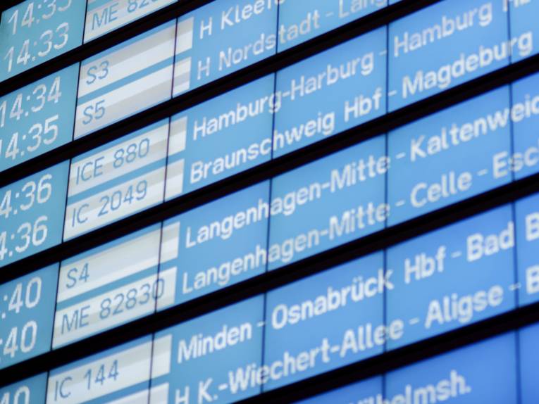 Zugzielanzeige der Deutschen Bahn am Hauptbahnhof Hannover