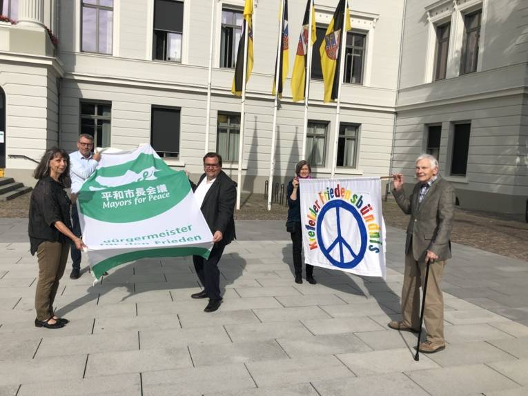 Diese Personen halten die Mayors-for-Peace-Fahne in Krefeld: v.l.n.r.
Ingrid Vogel vom Friedensbündnis, Botenmeister Ulrich Perwinger,
Oberbürgermeister Frank Meyer, Elli Kreul von der Emmaus Gemeinschaft
Krefeld und Hans Schüren von der Pax Christi Friedensbewegung