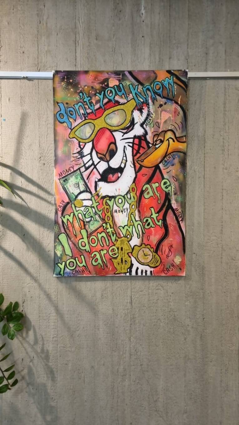 Tigger und Ka spielen mit Geld. Tigger mit goldener Sonnenbrille und Rolex-Uhr.