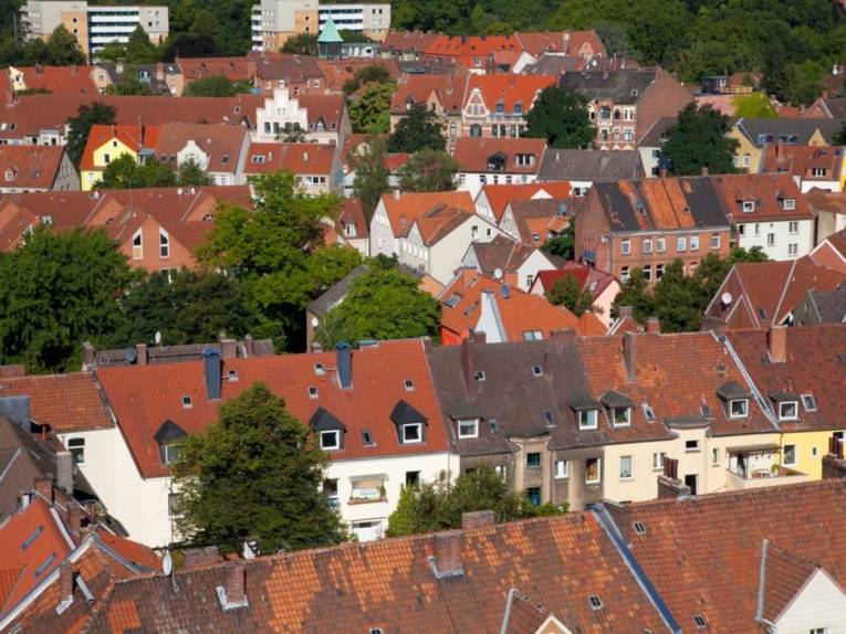 Rote Häuserdächer in Hannover von oben betrachtet.