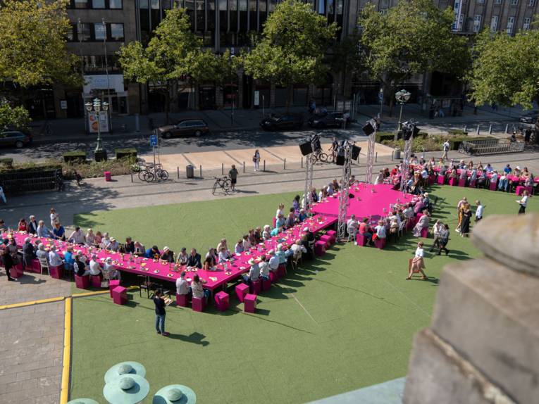 Am 1. September wurde der Opernplatz zur „Agora for All“, um den vielen ehrenamtlich engagierten Bürger*innen Hannovers an einer langen gemeinsamen Tafel "Danke" zu sagen.