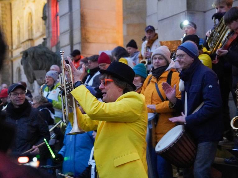 Ein Band auf einer Treppe.