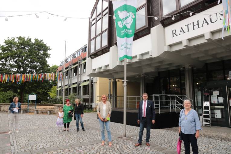 Die ehemalige Gemeinderätin Heidemarie Leins, Oberbürgermeister Martin Wolff und die Landtagsabgeordnete Andrea Schwarz (Die Grünen) wohnten dem Flaggentag der Mayors for Peace bei.