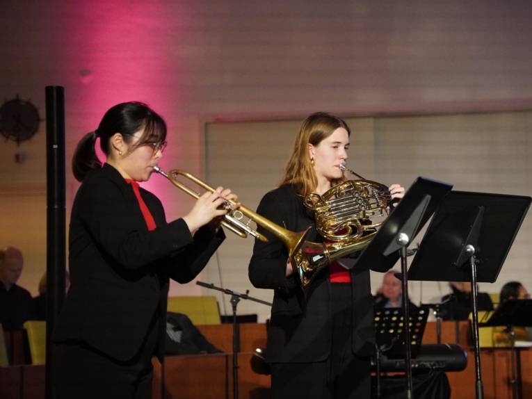 Zwei Frauen mit Instrumenten.