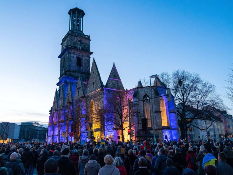 Die blau-gelb beleuchtete Aegidienkirche