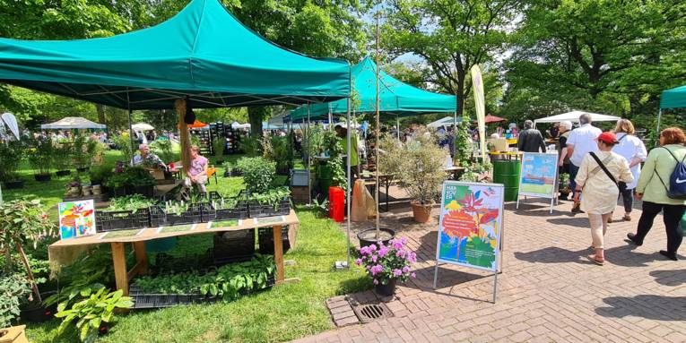 Stände auf einer Gartenausstellung.