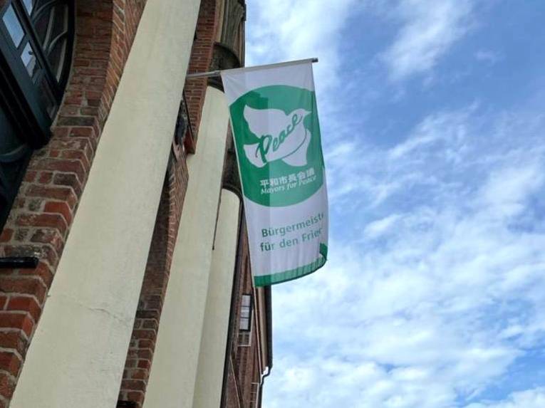 Die „Mayors for Peace“-Flagge am Parchimer Rathaus als Zeichen für eine atomwaffenfreie Welt