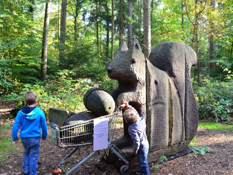 Großes Eichhörnchen aus Holz mit Einkaufswagen