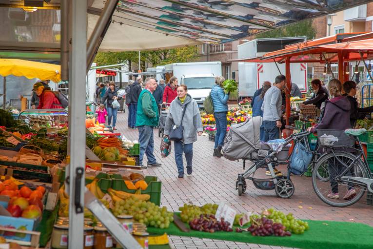 Viele Menschen laufen zwischen den Marktständen.