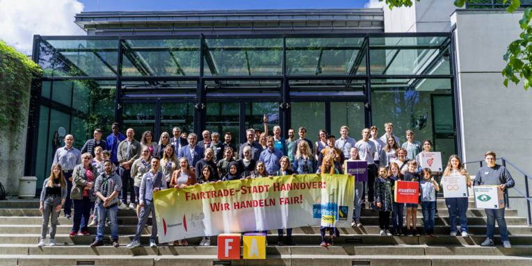 Vertreter*innen der Fairtrade-Towns und Fairtrade-Schools vor dem HCC