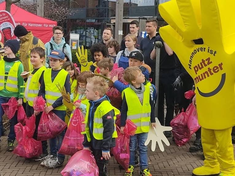 Viele Kinder mit pinken Müllsäcken in der Hand.