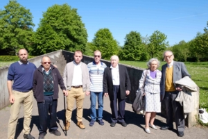 Die ehemaligen Häftlinge Chaim Liss, Nachum Rotenberg und Ivan Moscovich in Begleitung von Angehörigen am Mahnmal für das KZ Ahlem, 2018