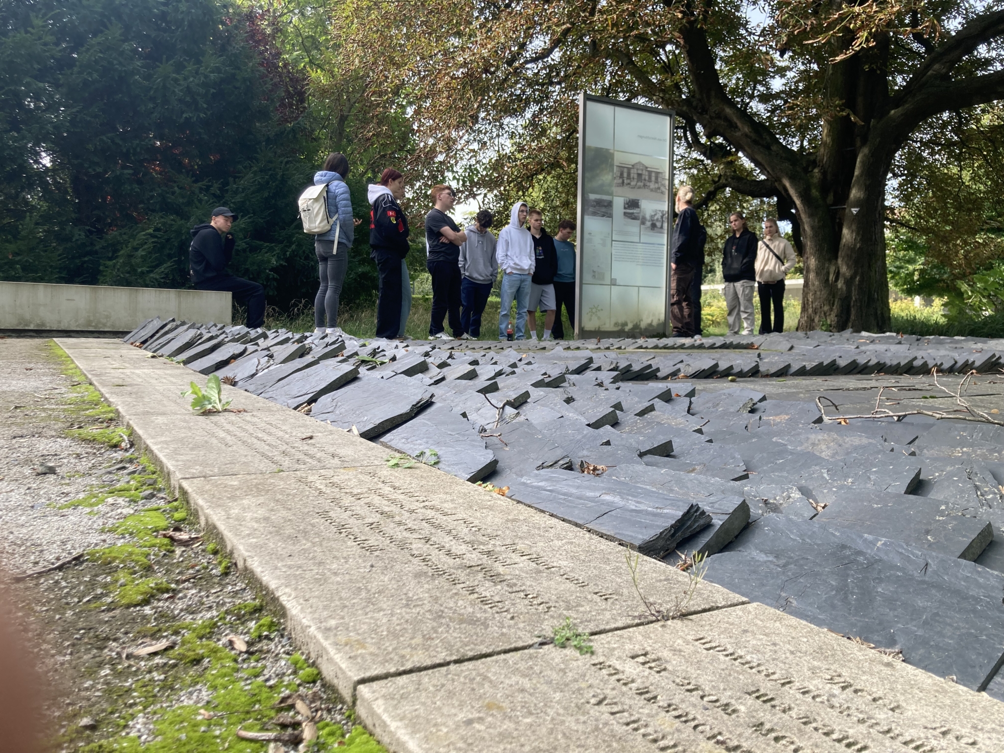 Besuch der Schüler*innen in der Gedenkstätte Ahlem im Rahmen der internationalen Jugendbegegnung 2024